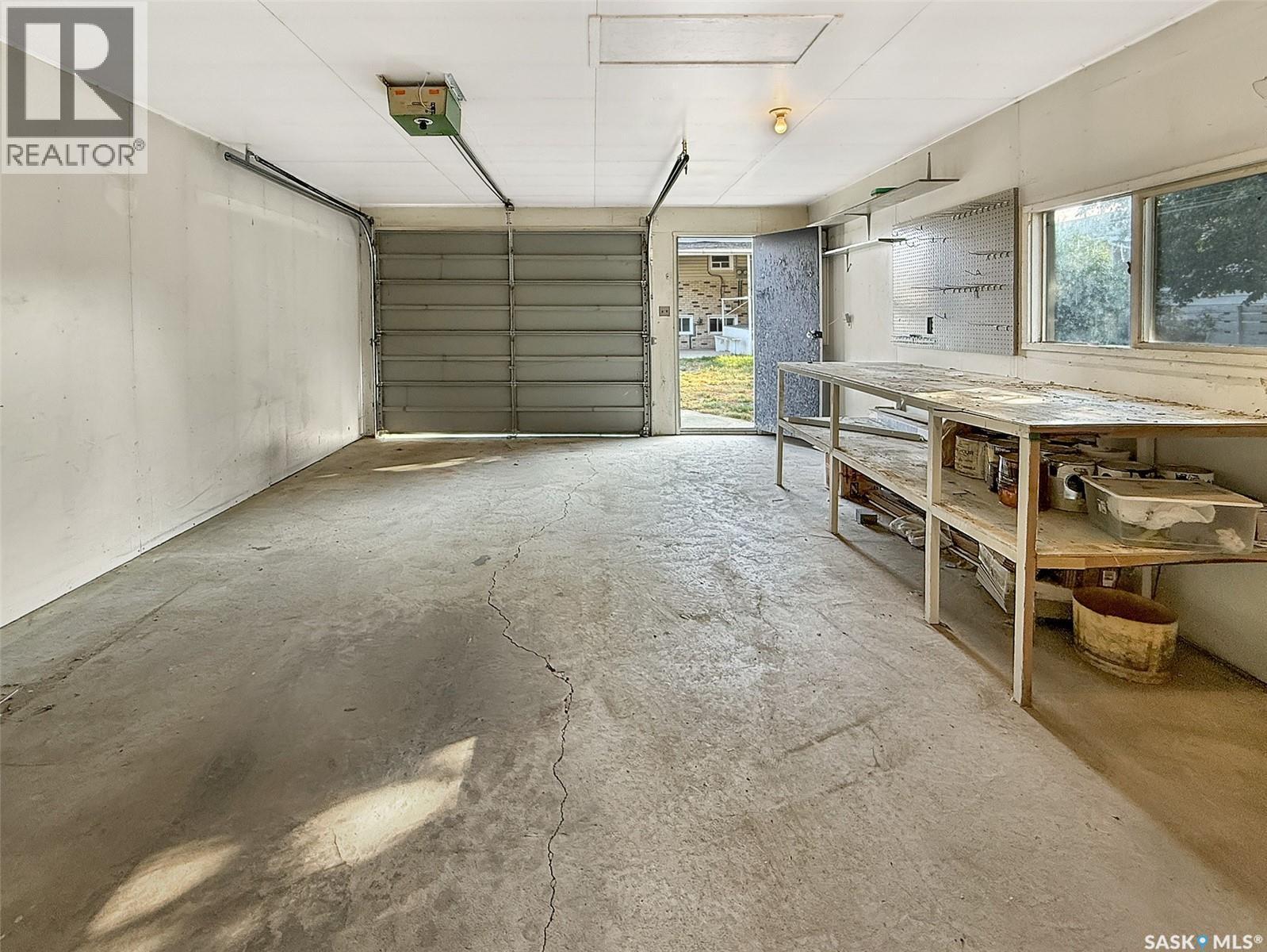 611 North Hill Drive, Swift Current, SK - Indoor Photo Showing Garage