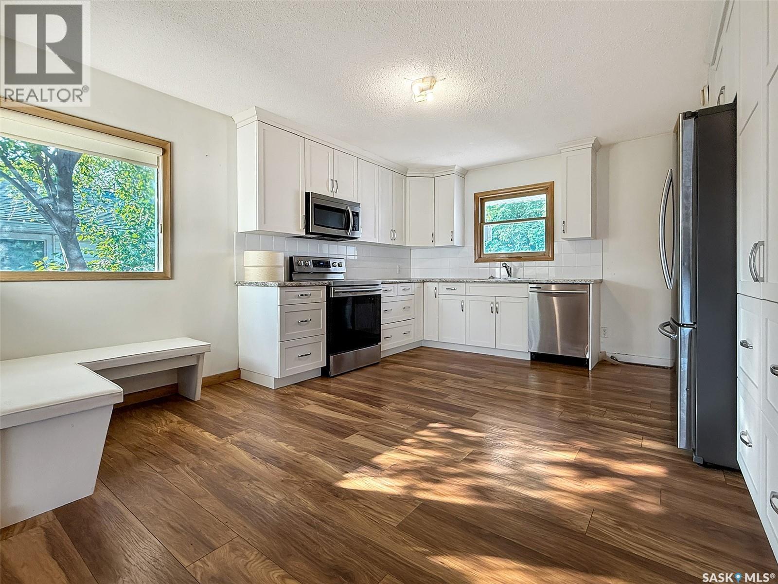 611 North Hill Drive, Swift Current, SK - Indoor Photo Showing Kitchen With Stainless Steel Kitchen