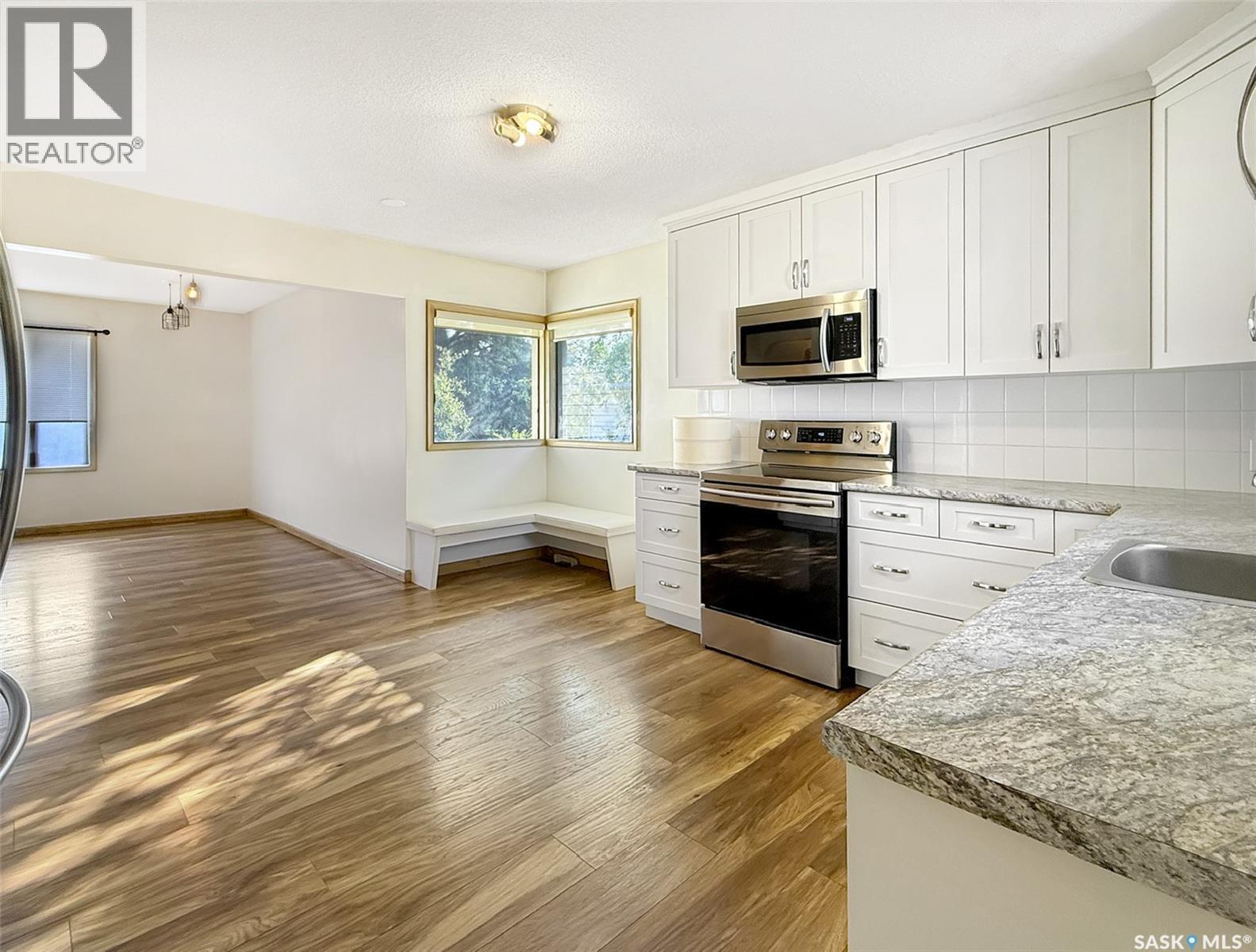 611 North Hill Drive, Swift Current, SK - Indoor Photo Showing Kitchen