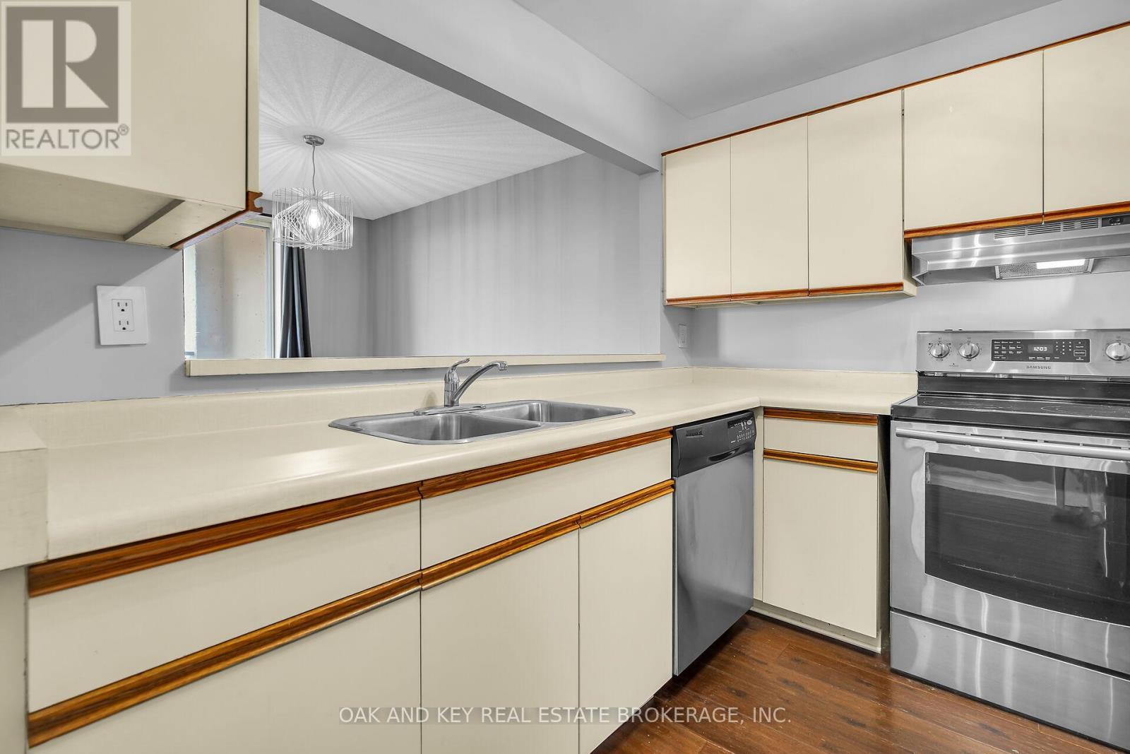 1404 - 500 Talbot Street, London East (East F), ON - Indoor Photo Showing Kitchen With Double Sink