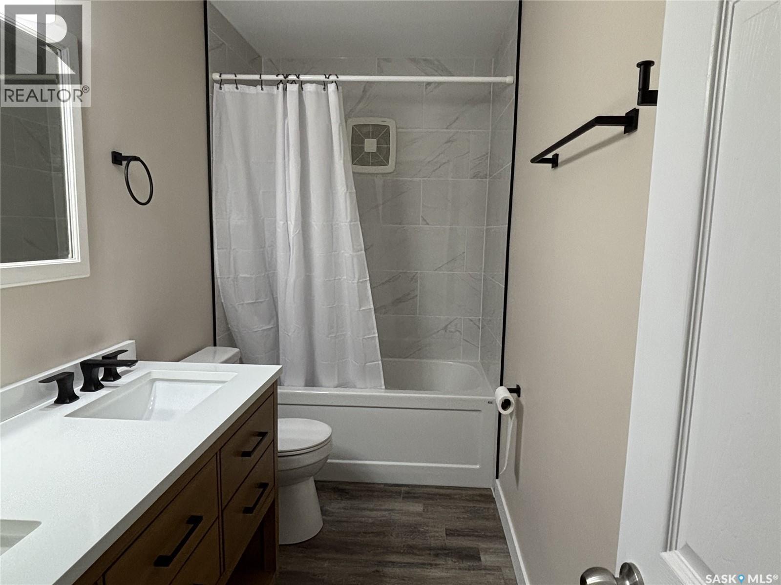 353 25Th Street W, Prince Albert, SK - Indoor Photo Showing Bathroom