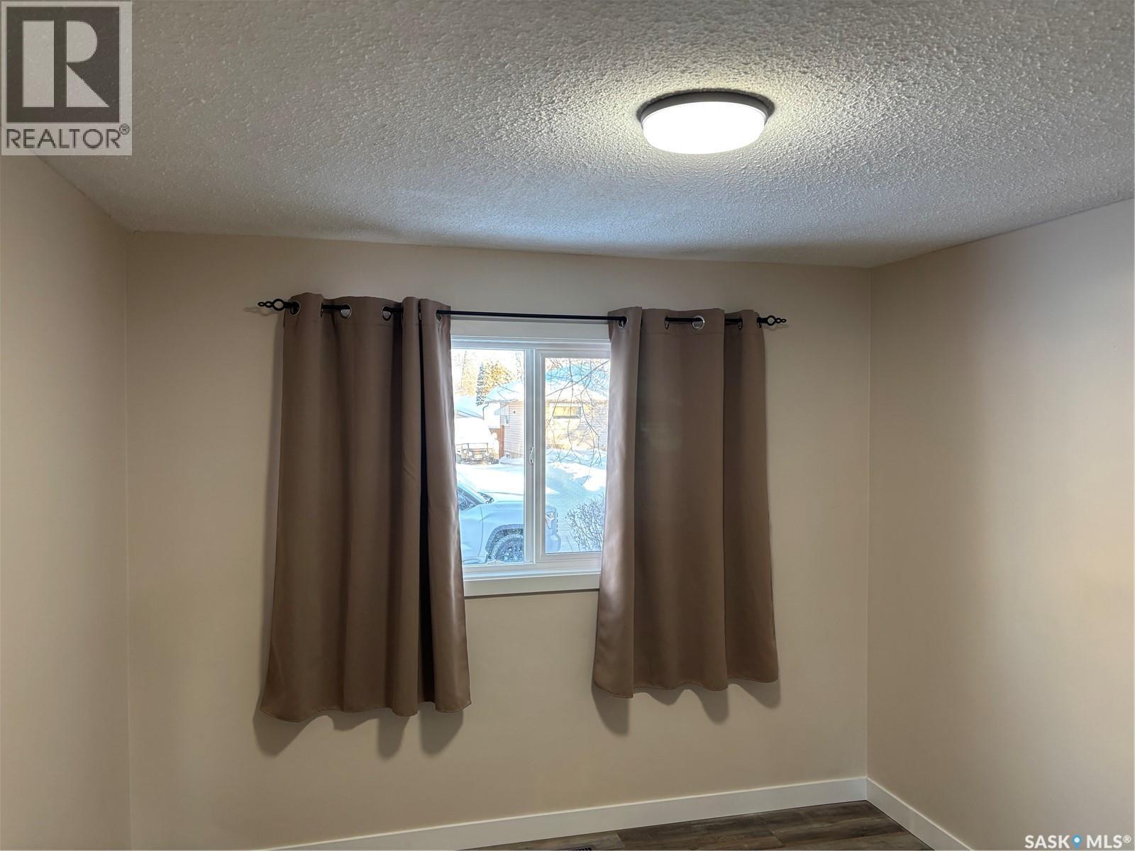 353 25Th Street W, Prince Albert, SK - Indoor