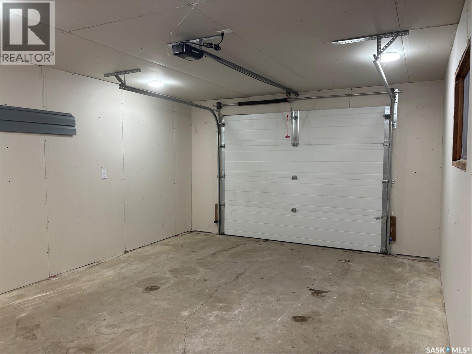 353 25Th Street W, Prince Albert, SK - Indoor Photo Showing Garage