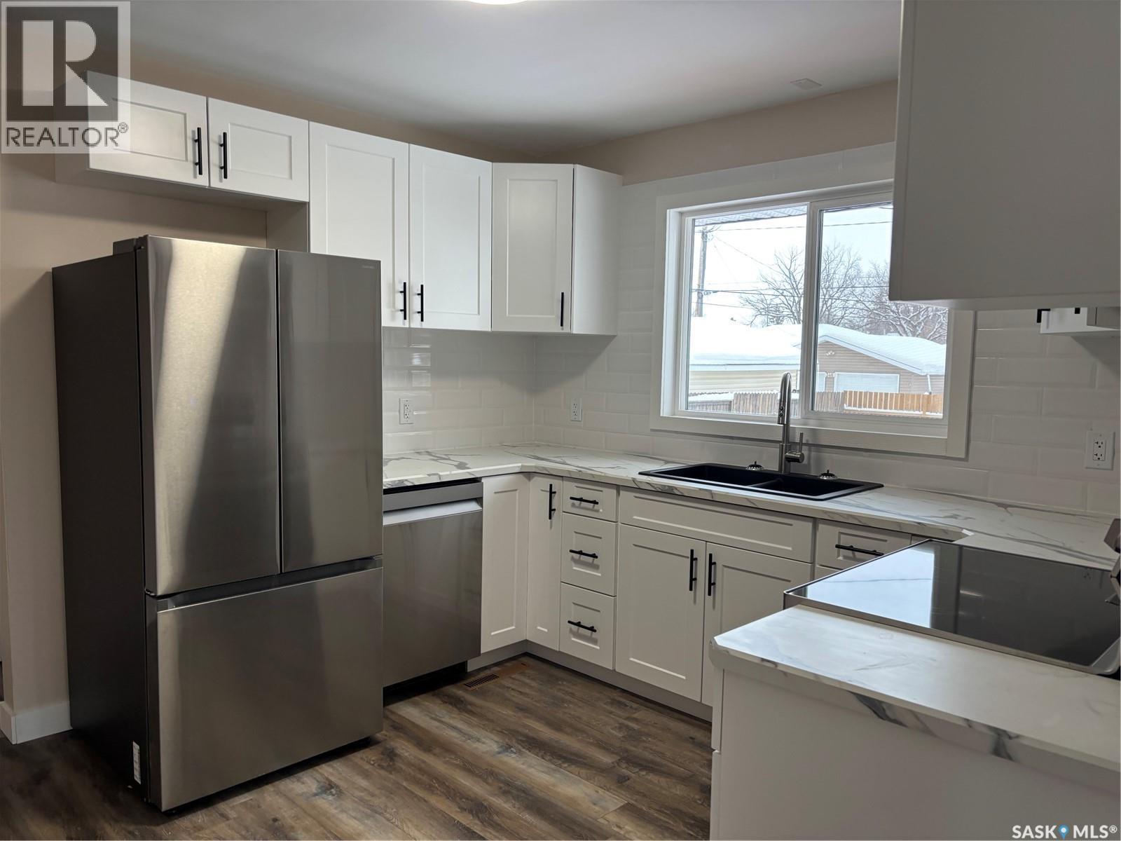 353 25Th Street W, Prince Albert, SK - Indoor Photo Showing Kitchen With Double Sink With Upgraded Kitchen