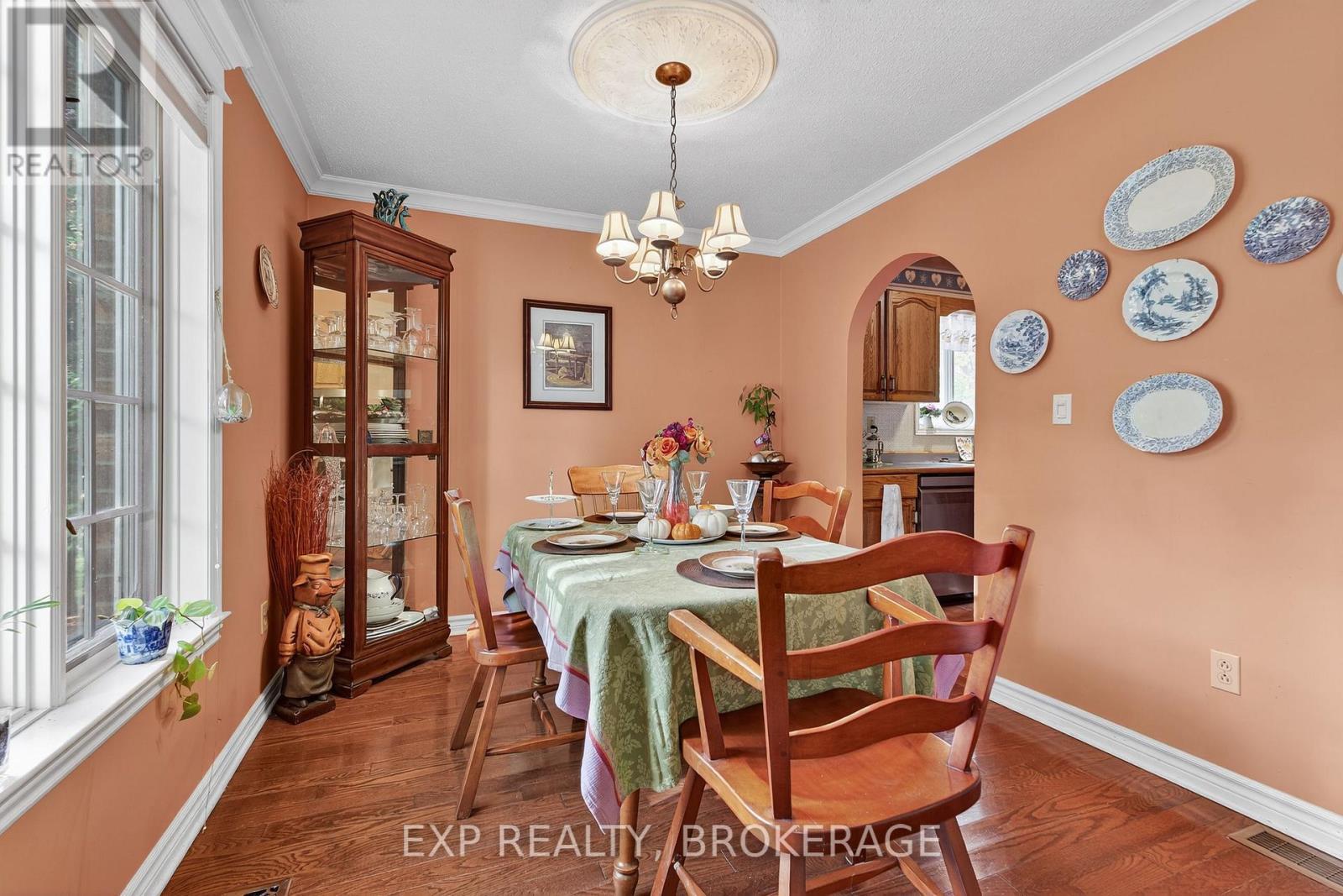 63 Southwood Crescent, Greater Napanee (Greater Napanee), ON - Indoor Photo Showing Dining Room