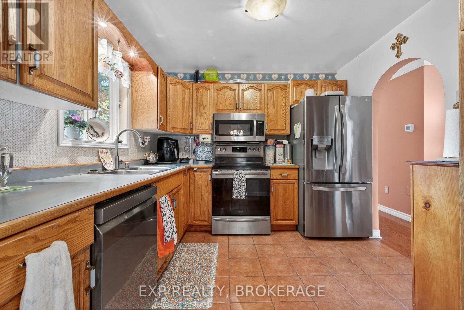 63 Southwood Crescent, Greater Napanee (Greater Napanee), ON - Indoor Photo Showing Kitchen With Double Sink
