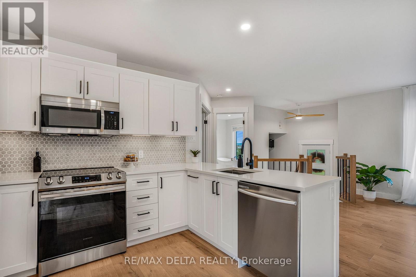 546 Devista Boulevard, Alfred And Plantagenet, ON - Indoor Photo Showing Kitchen With Upgraded Kitchen