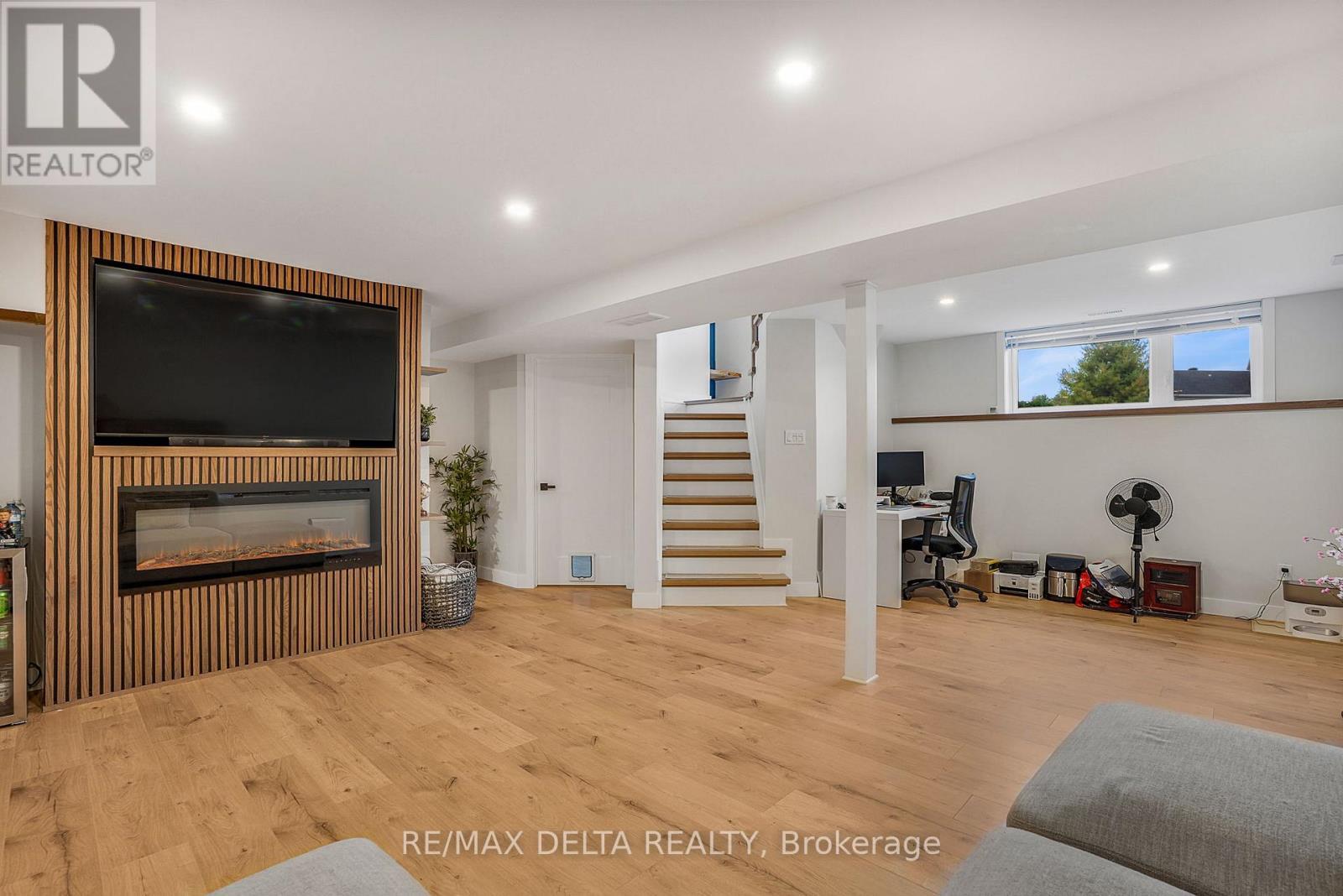 546 Devista Boulevard, Alfred And Plantagenet, ON - Indoor With Fireplace