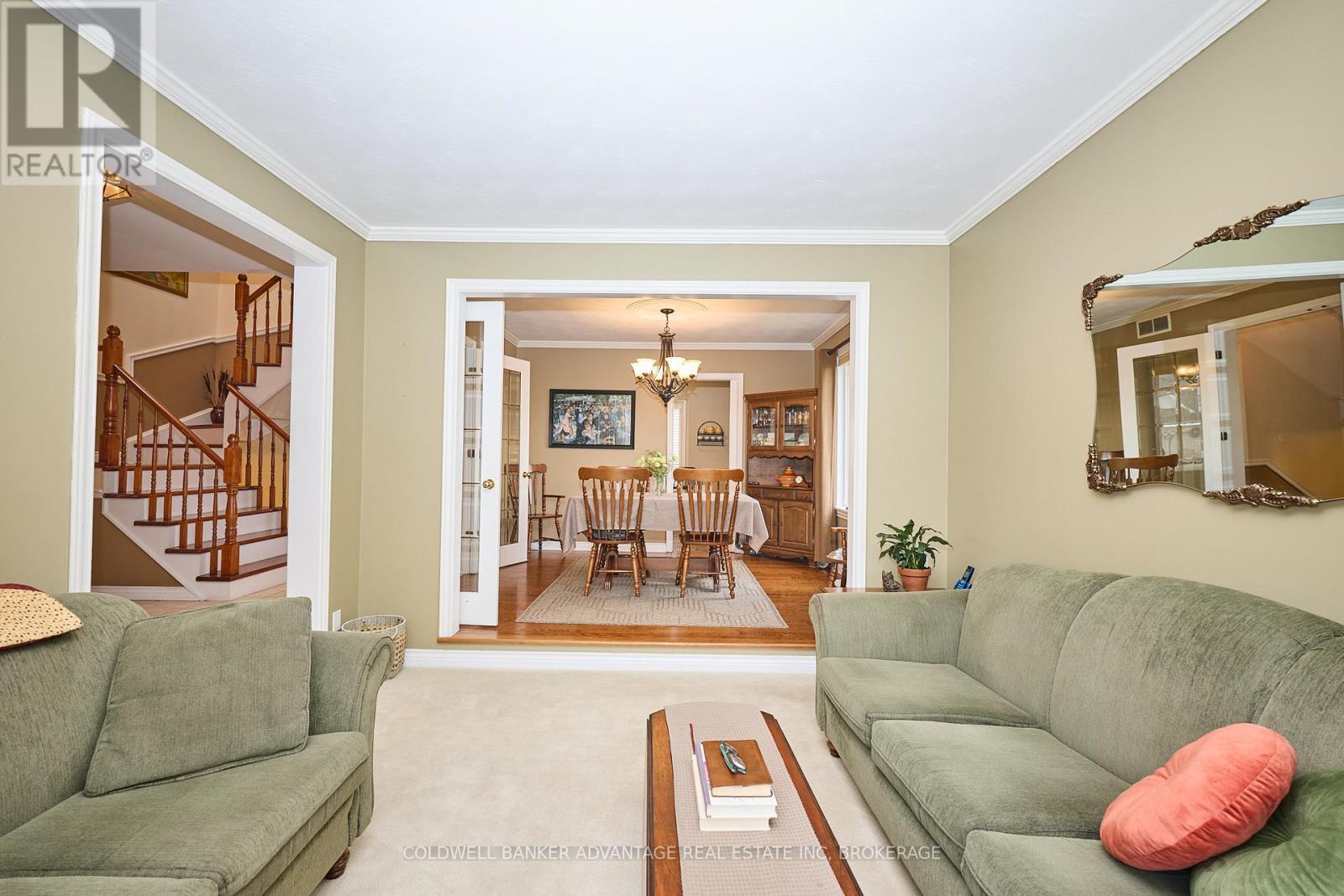 28 Dixon Crescent, Welland (N. Welland), ON - Indoor Photo Showing Living Room