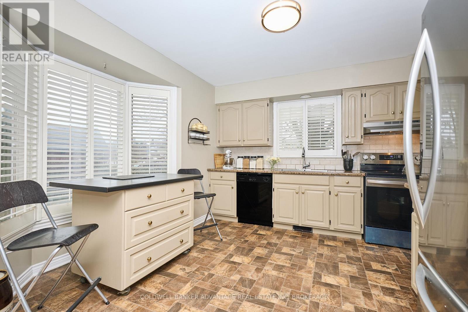 28 Dixon Crescent, Welland (N. Welland), ON - Indoor Photo Showing Kitchen With Double Sink