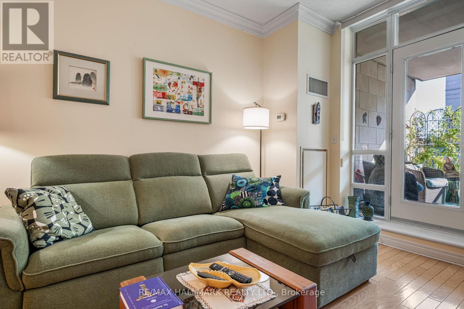 222 - 35 Boardwalk Drive, Toronto, ON - Indoor Photo Showing Living Room