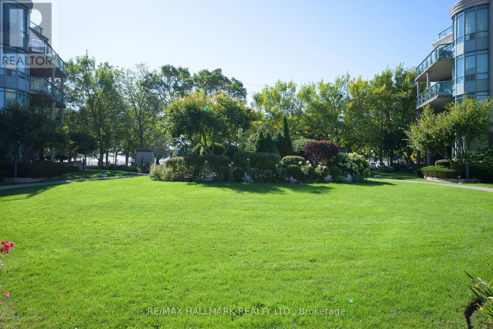 Building Courtyard - 222 - 35 Boardwalk Drive, Toronto, ON - Outdoor