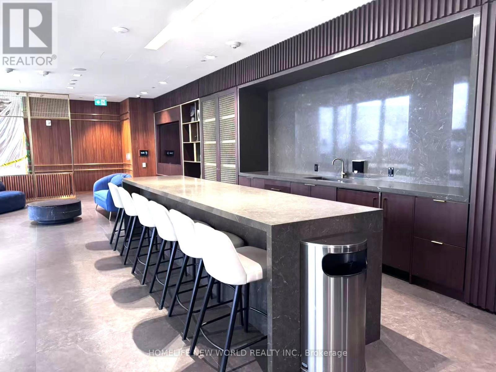 608 - 950 Portage Parkway, Vaughan, ON - Indoor