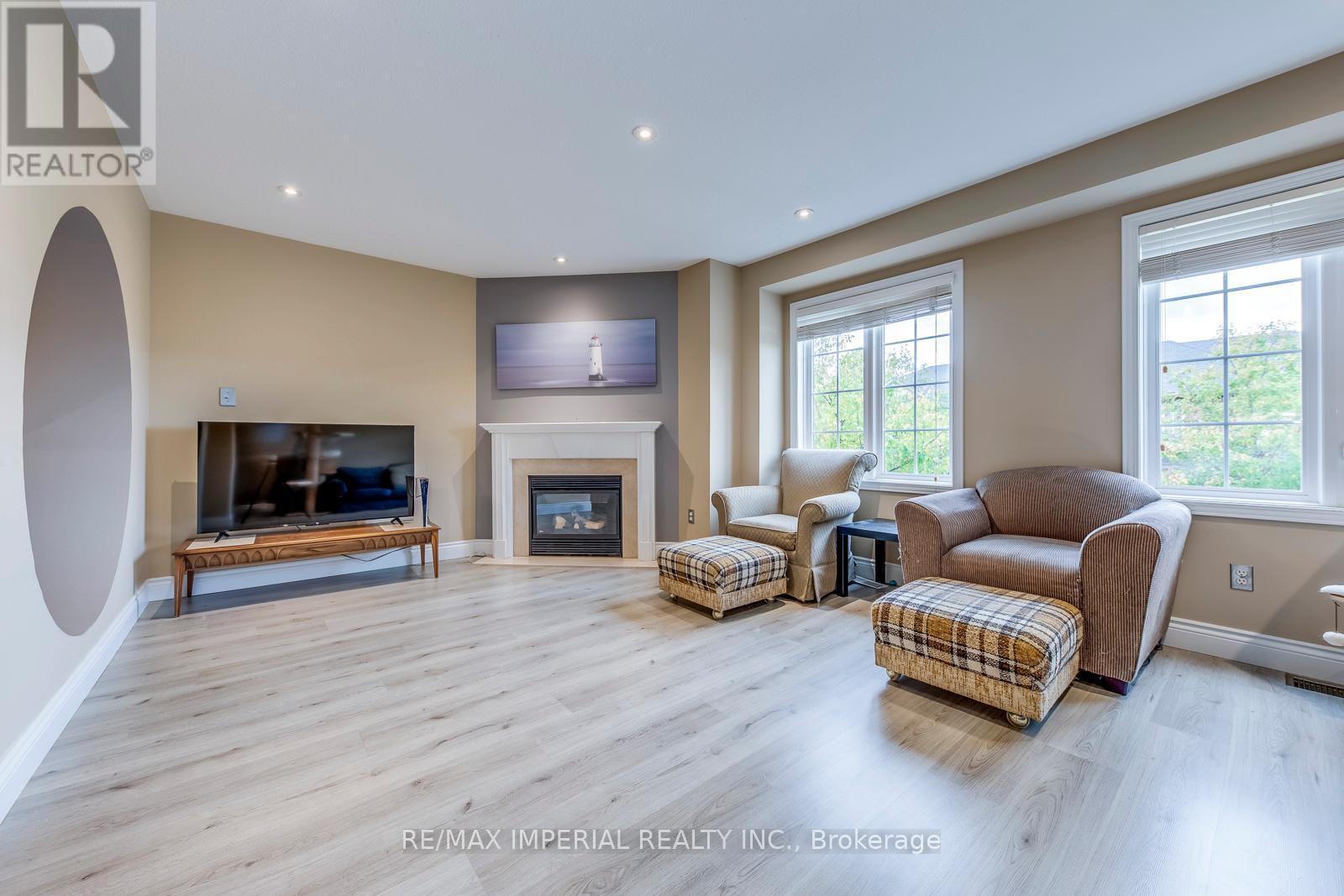 25 - 7 Southside Place, Hamilton, ON - Indoor Photo Showing Living Room With Fireplace