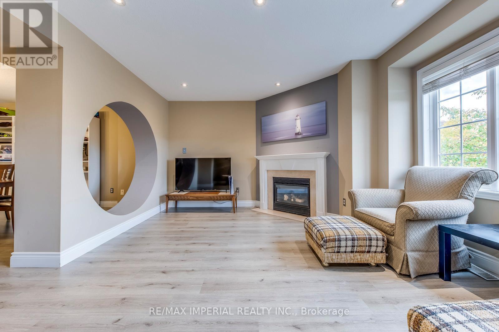 25 - 7 Southside Place, Hamilton, ON - Indoor Photo Showing Living Room With Fireplace