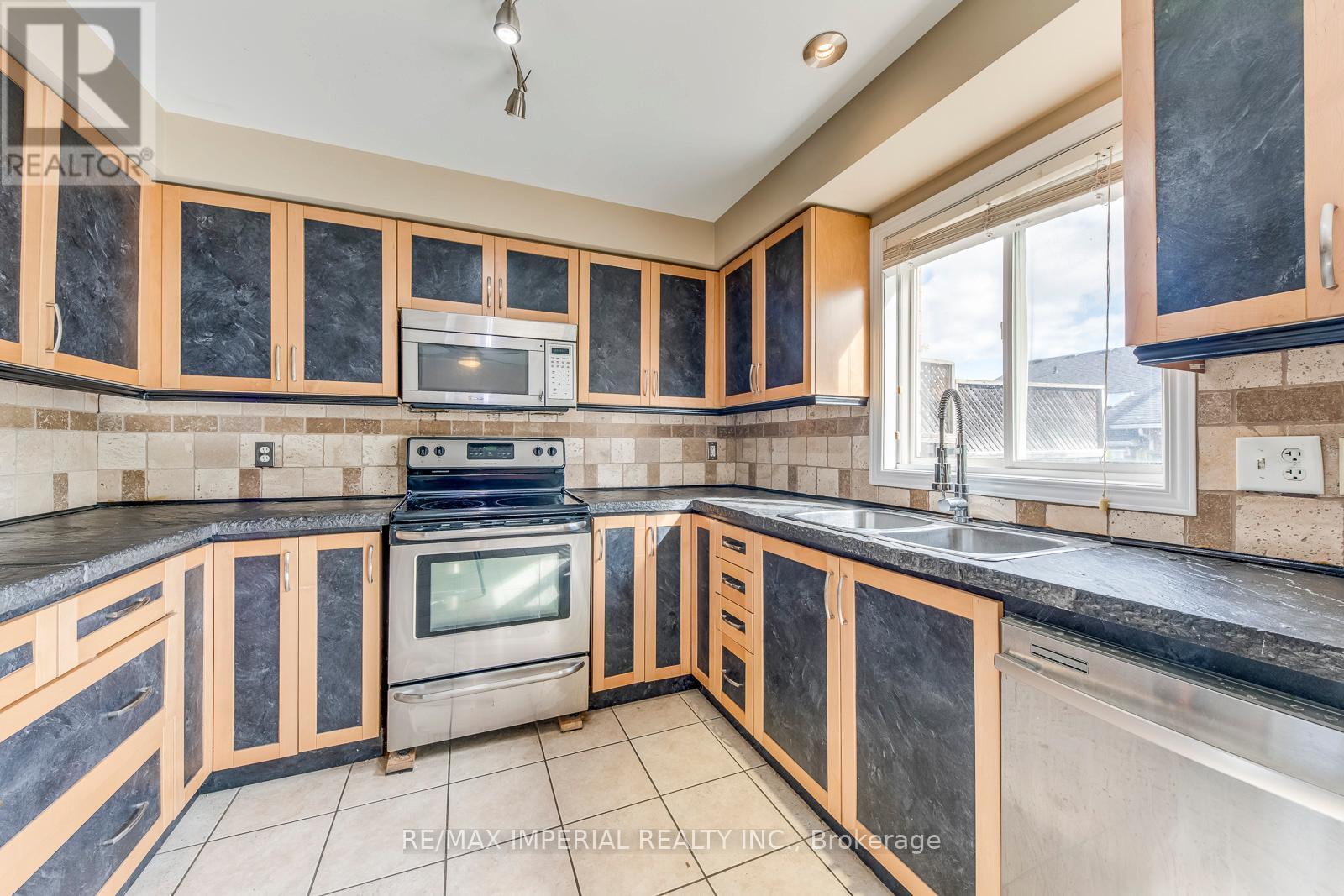 25 - 7 Southside Place, Hamilton, ON - Indoor Photo Showing Kitchen With Double Sink