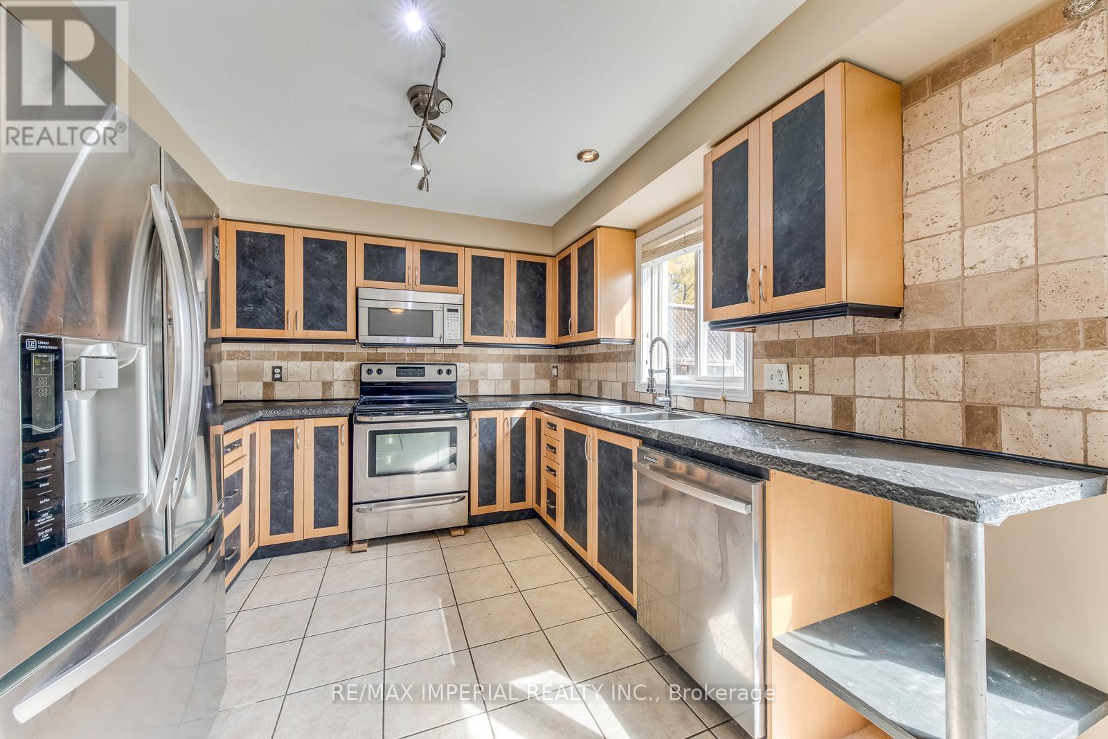 25 - 7 Southside Place, Hamilton, ON - Indoor Photo Showing Kitchen