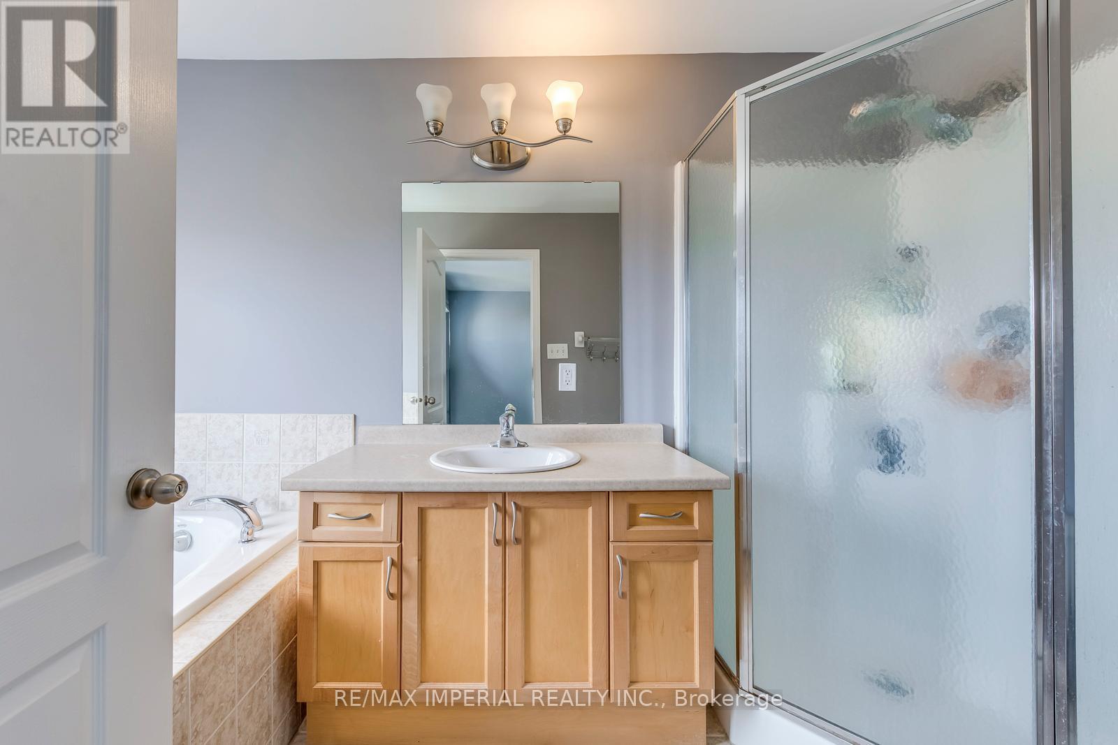 25 - 7 Southside Place, Hamilton, ON - Indoor Photo Showing Bathroom