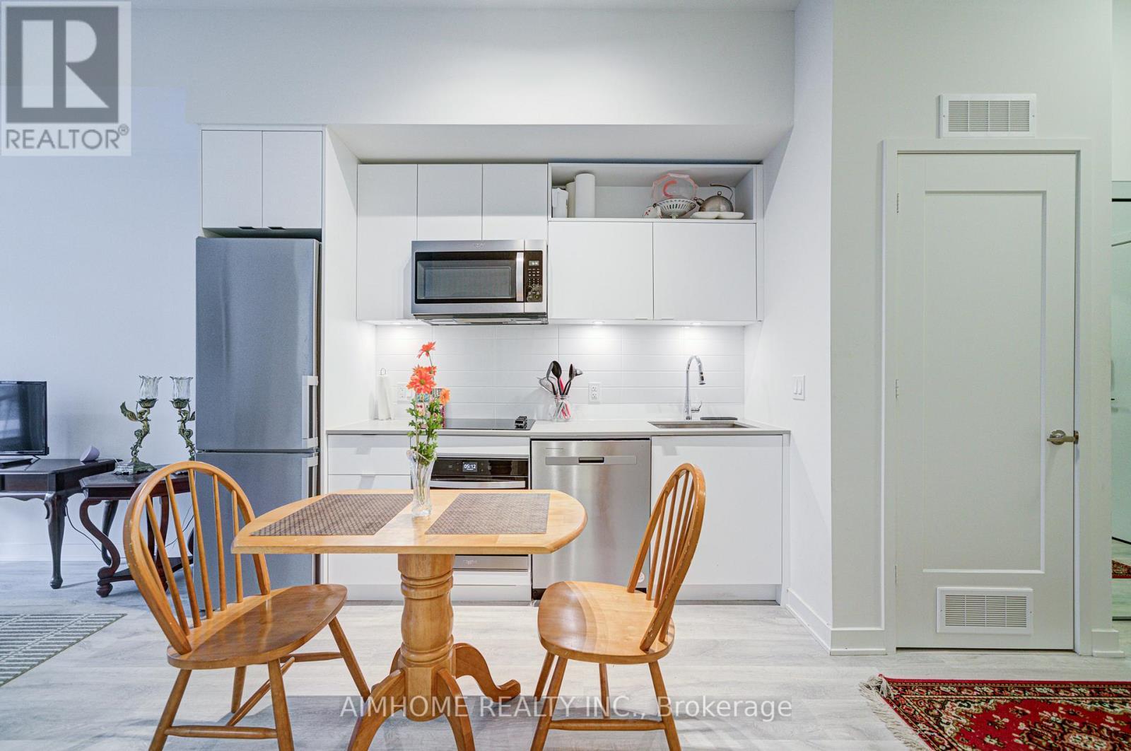 1723 - 70 Princess Street, Toronto, ON - Indoor