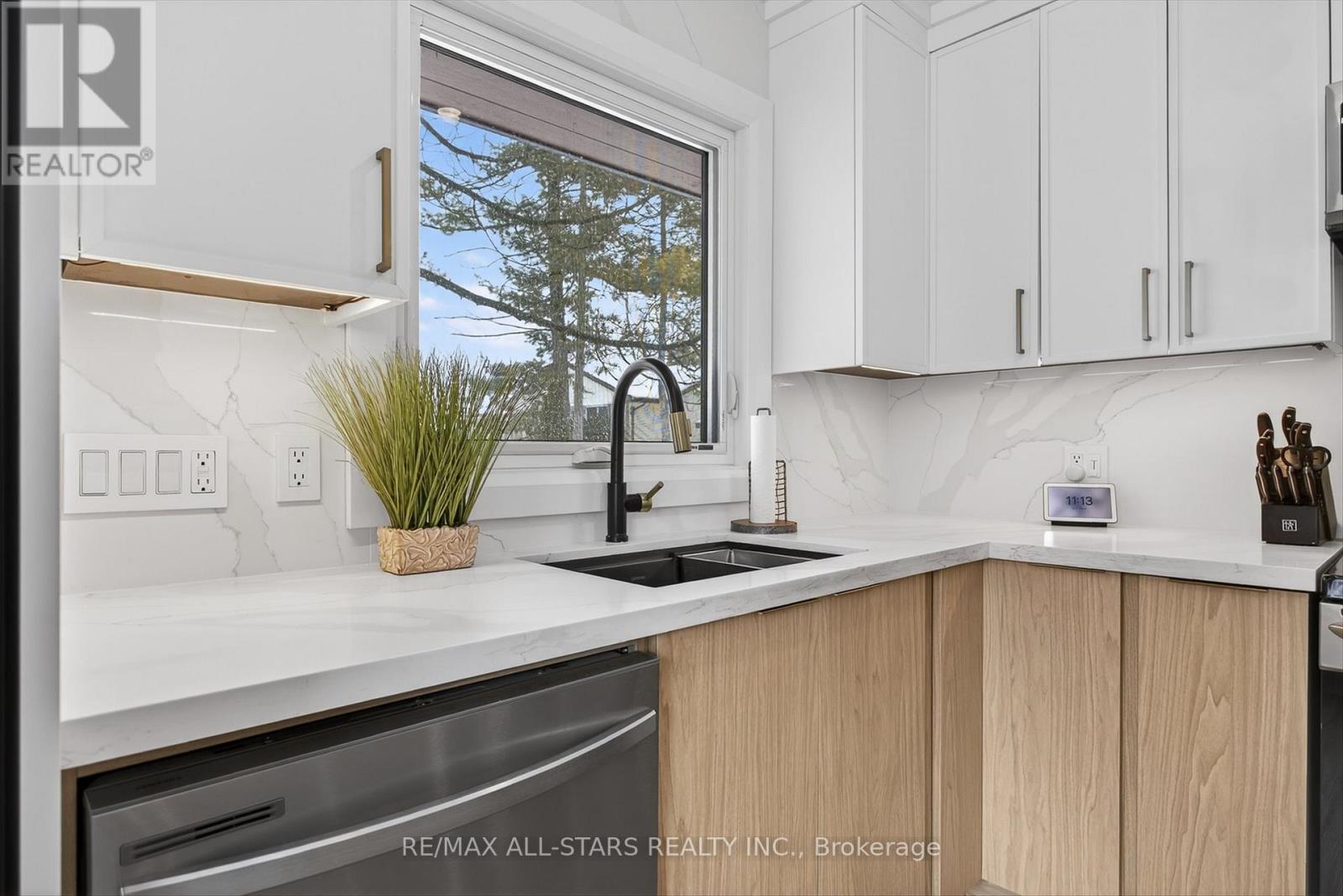 194 Snug Harbour Road, Kawartha Lakes (Fenelon), ON - Indoor Photo Showing Kitchen