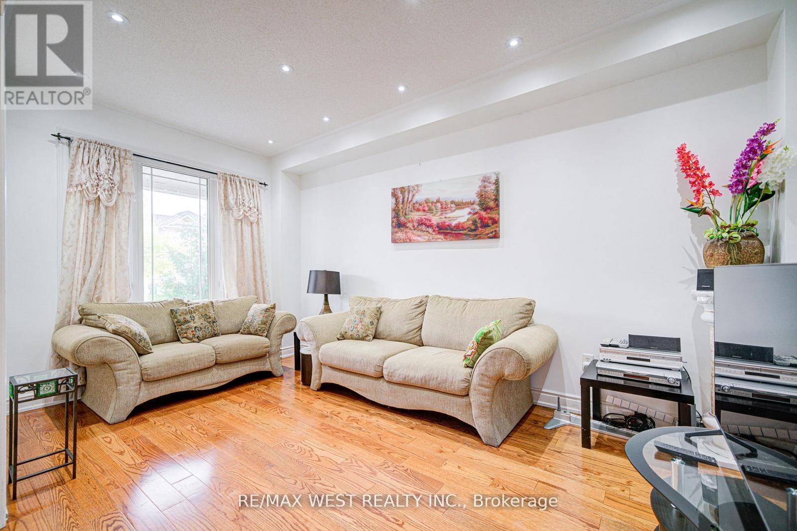 12 Eaglefield Gate, Brampton, ON - Indoor Photo Showing Living Room