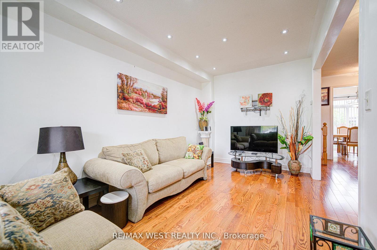 12 Eaglefield Gate, Brampton, ON - Indoor Photo Showing Living Room