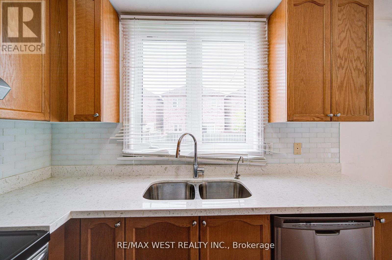 12 Eaglefield Gate, Brampton, ON - Indoor Photo Showing Kitchen With Double Sink