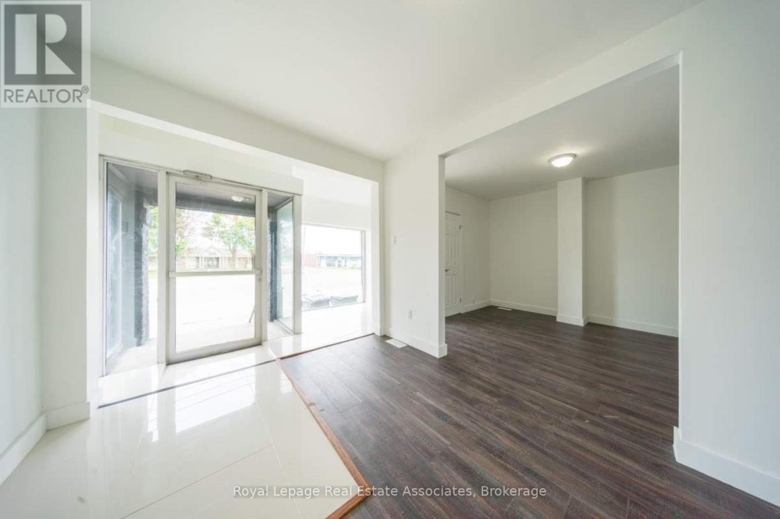 881 Lakeshore Road E, Mississauga, ON