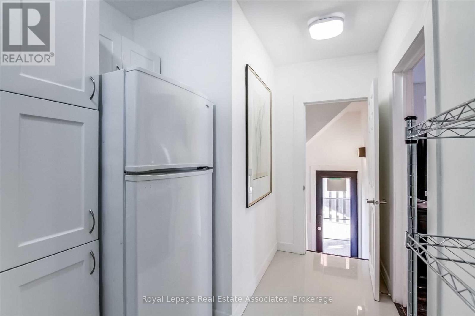 881 Lakeshore Road E, Mississauga, ON