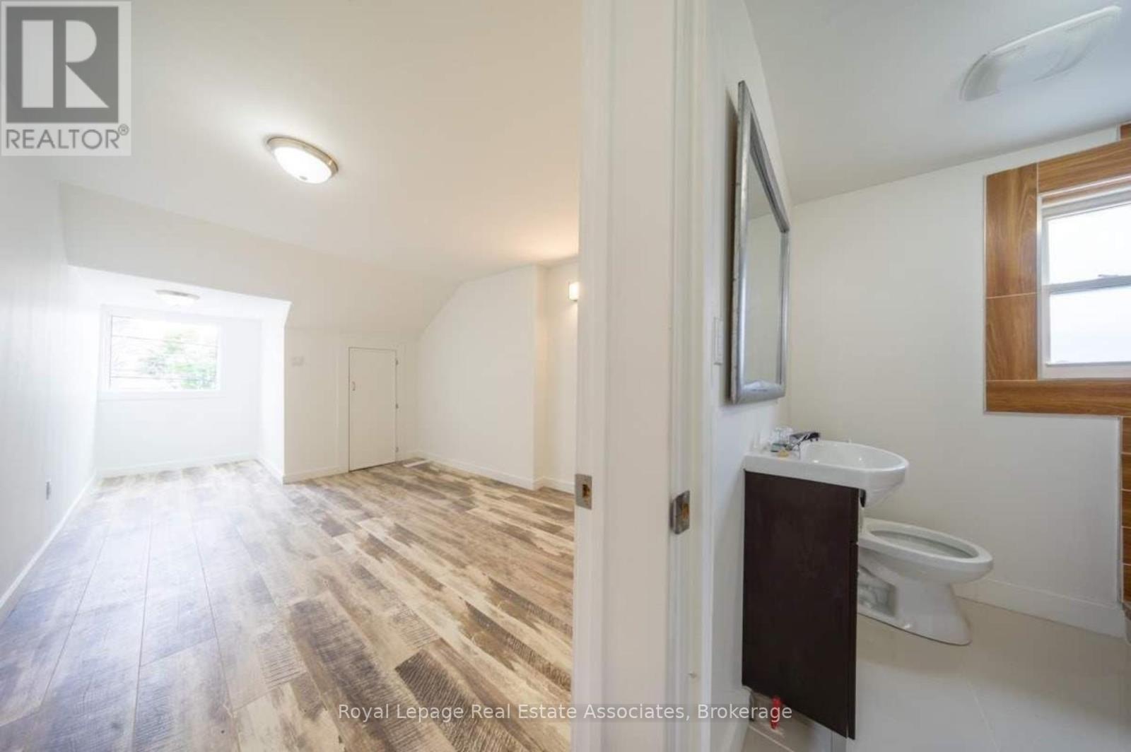 881 Lakeshore Road E, Mississauga, ON