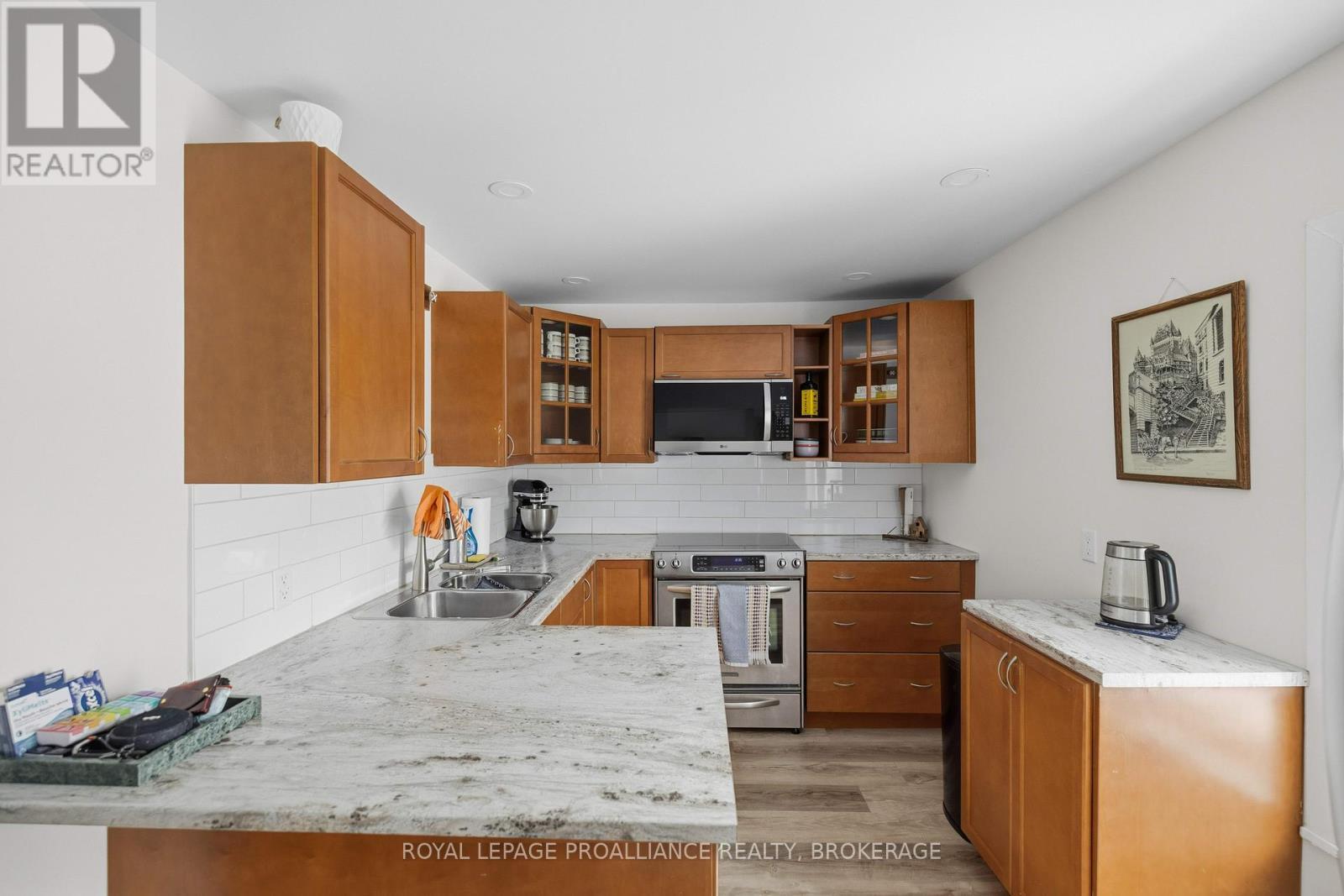 191-193 Camden Road, Greater Napanee (Greater Napanee), ON - Indoor Photo Showing Kitchen