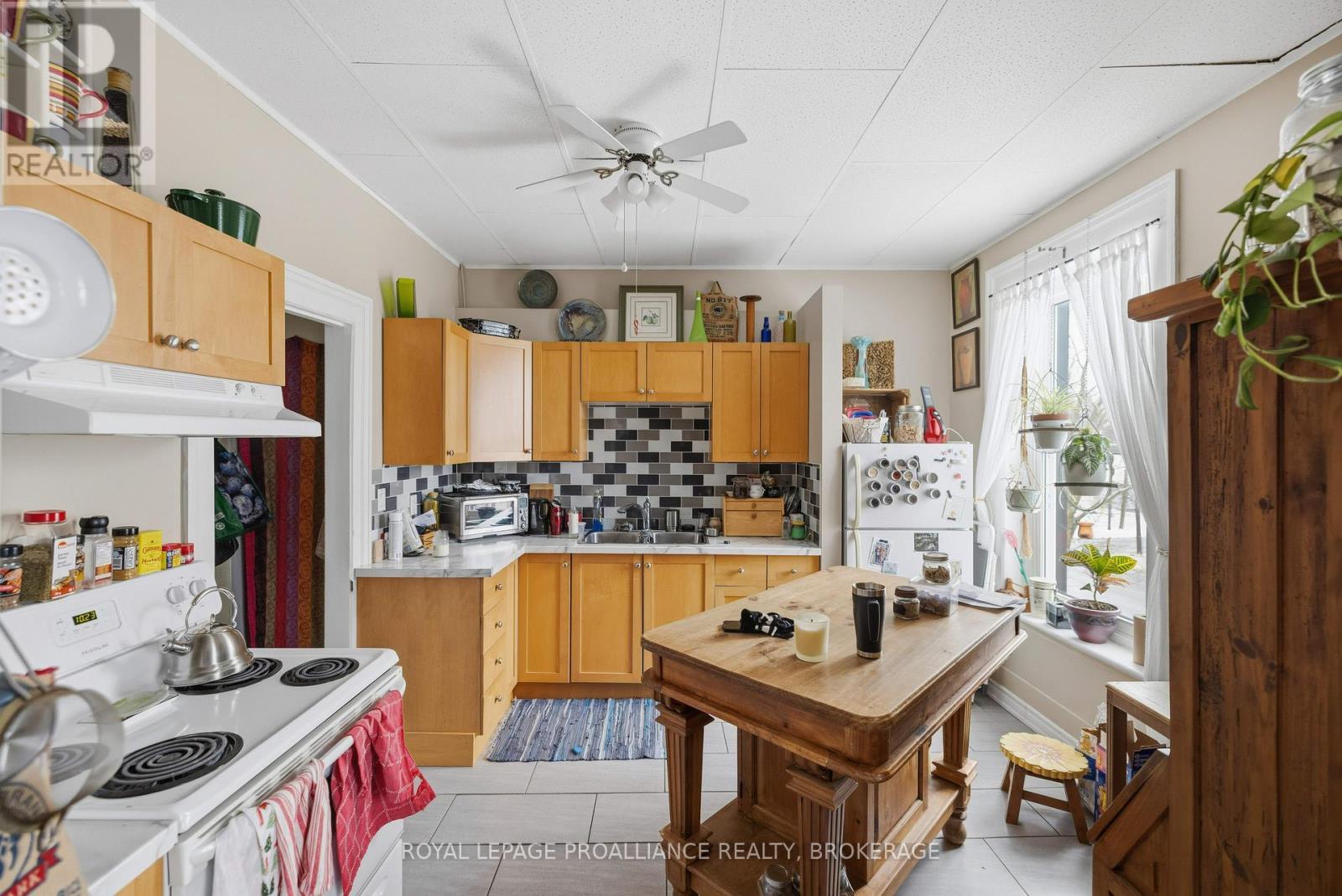 191-193 Camden Road, Greater Napanee (Greater Napanee), ON - Indoor Photo Showing Kitchen