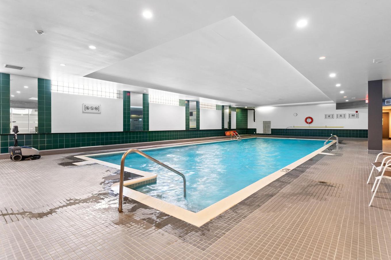 Piscine - 211-4400 Boul. Champlain, Montréal (Verdun/Île-Des-Soeurs), QC - Indoor Photo Showing Other Room With In Ground Pool