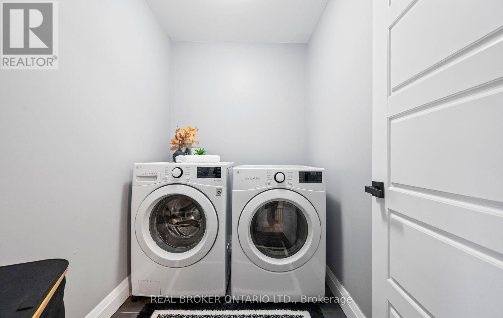 3421 Eternity Way, Oakville, ON - Indoor Photo Showing Laundry Room