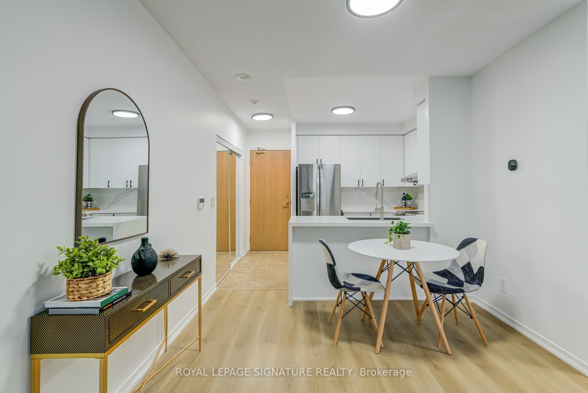202-5500 Yonge Street, Toronto, ON - Indoor Photo Showing Dining Room