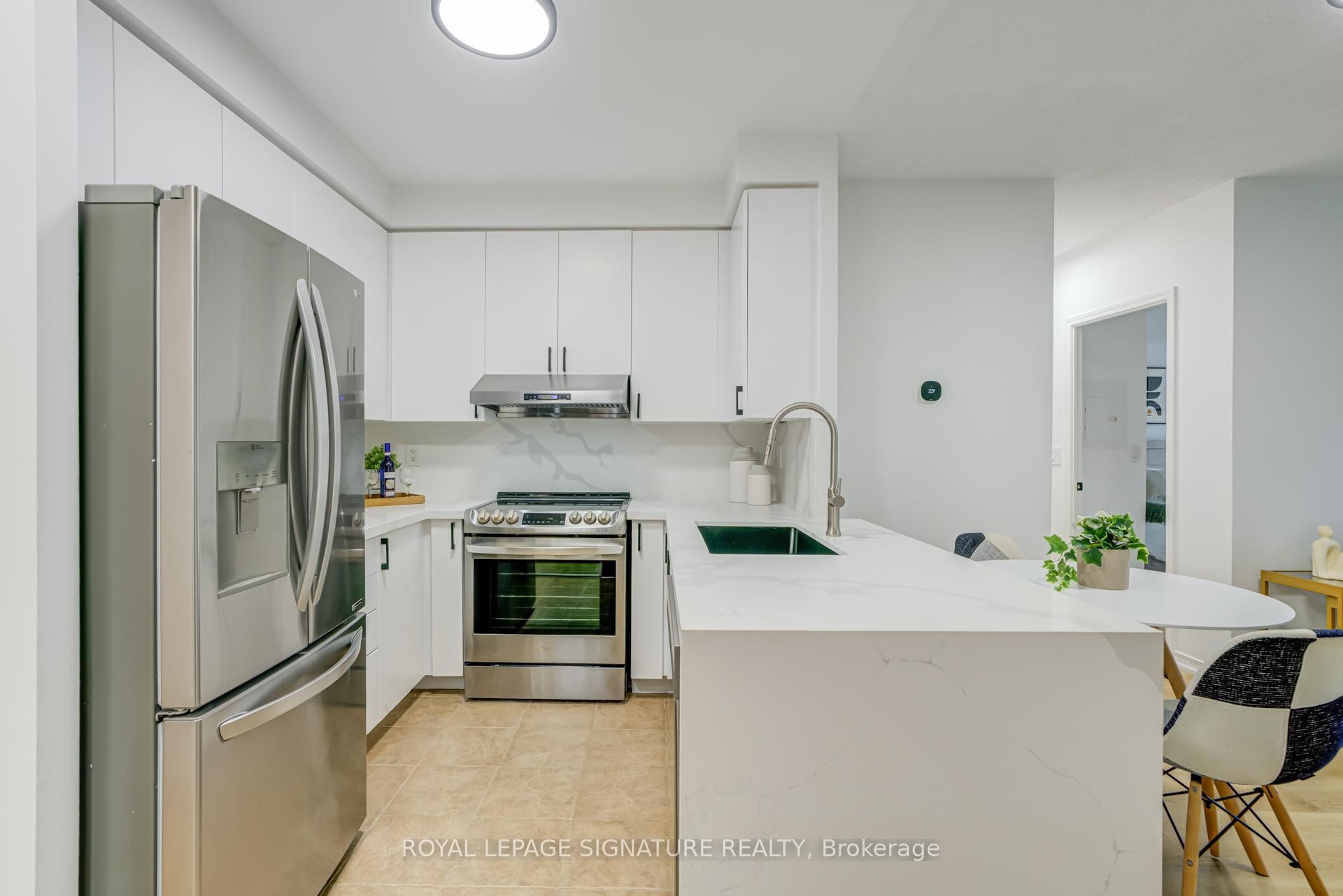 202-5500 Yonge Street, Toronto, ON - Indoor Photo Showing Kitchen With Upgraded Kitchen