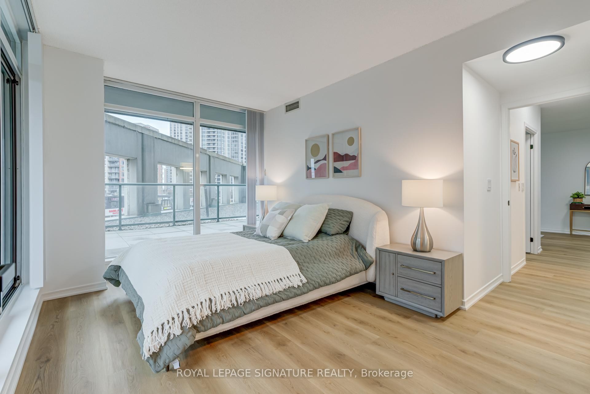 202-5500 Yonge Street, Toronto, ON - Indoor Photo Showing Bedroom