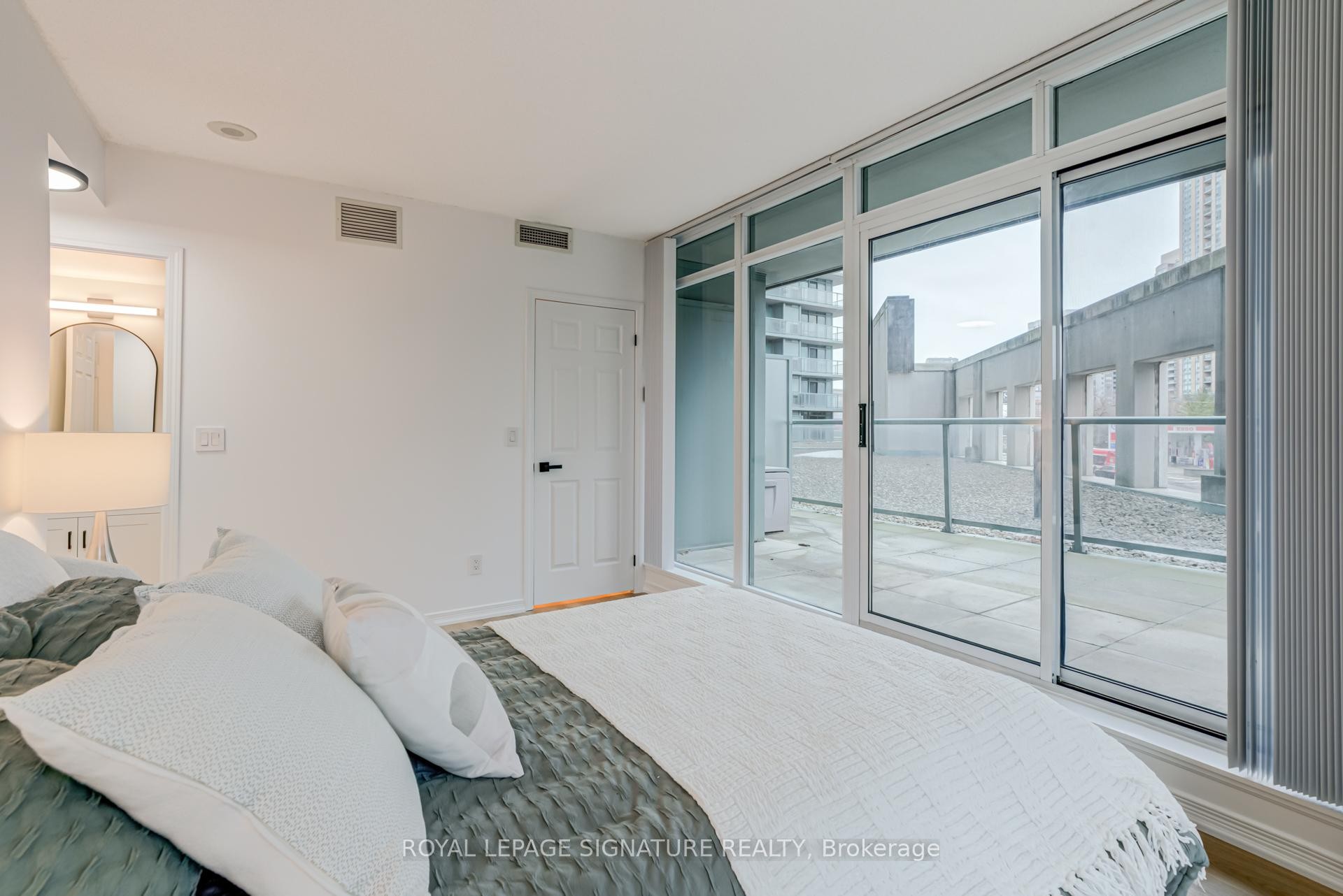 202-5500 Yonge Street, Toronto, ON - Indoor Photo Showing Bedroom