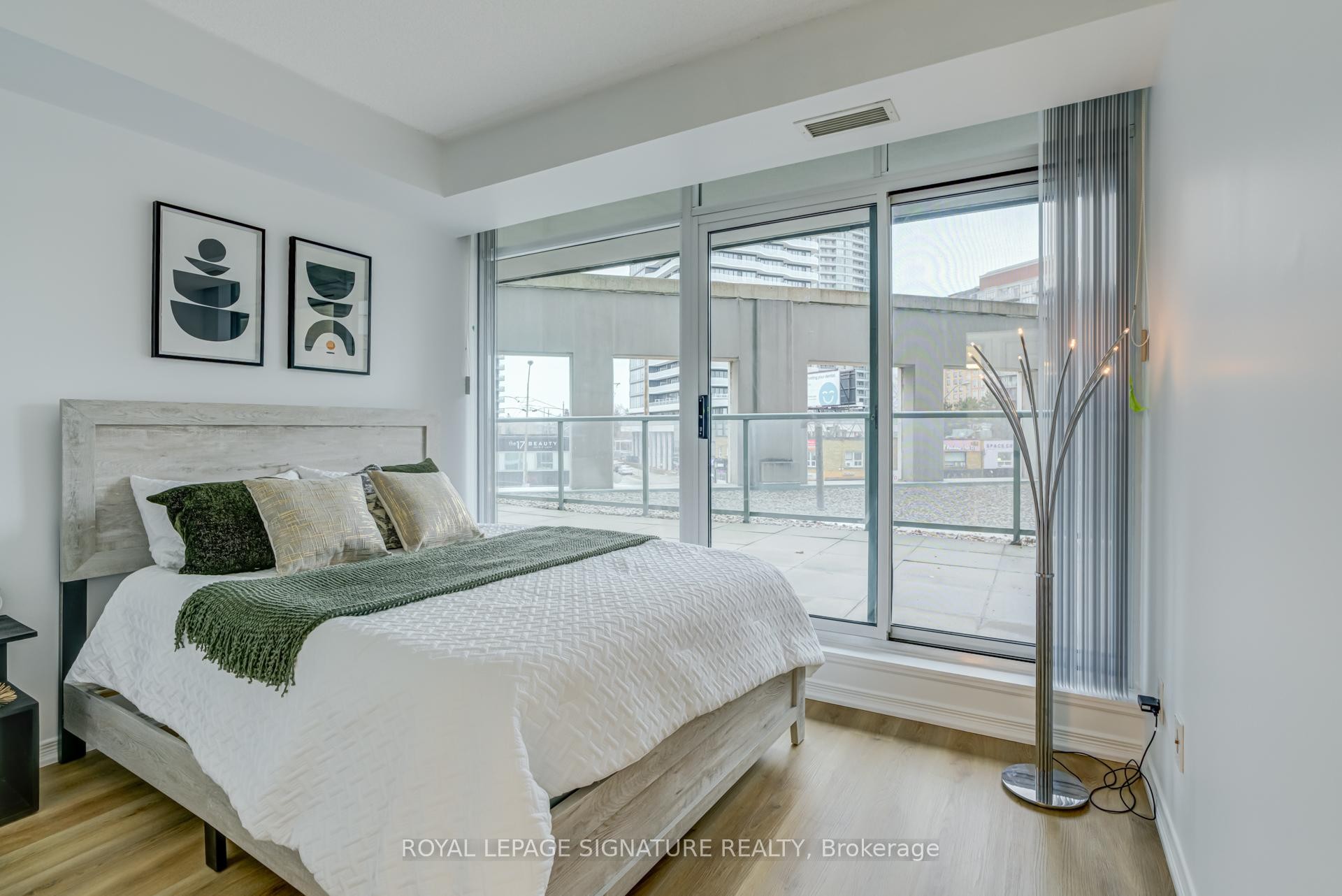 202-5500 Yonge Street, Toronto, ON - Indoor Photo Showing Bedroom