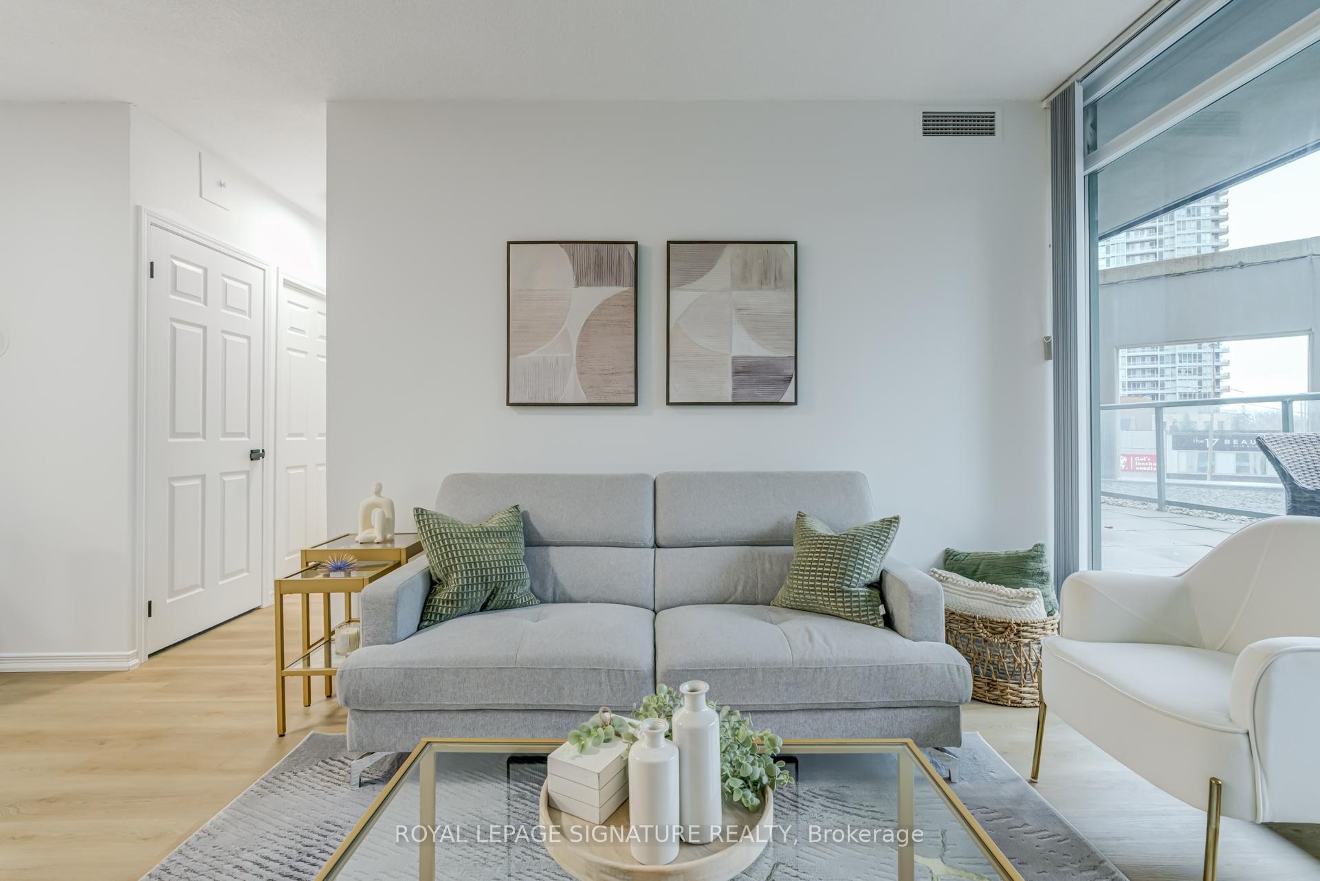 202-5500 Yonge Street, Toronto, ON - Indoor Photo Showing Living Room