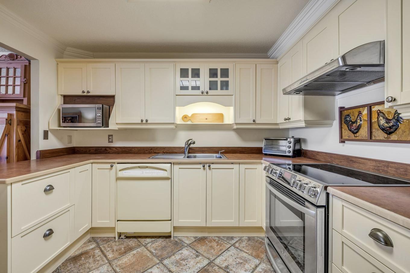 Cuisine - 133-16 Rue Des Jardins-Mérici, Québec (La Cité-Limoilou), QC - Indoor Photo Showing Kitchen With Double Sink