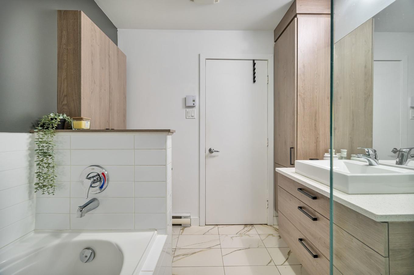 Salle de bains - 9480 Rue Rousseau, Montréal (Mercier/Hochelaga-Maisonneuve), QC - Indoor Photo Showing Bathroom