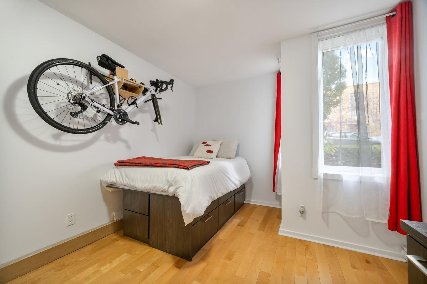 Chambre à coucher - 9480 Rue Rousseau, Montréal (Mercier/Hochelaga-Maisonneuve), QC - Indoor Photo Showing Bedroom