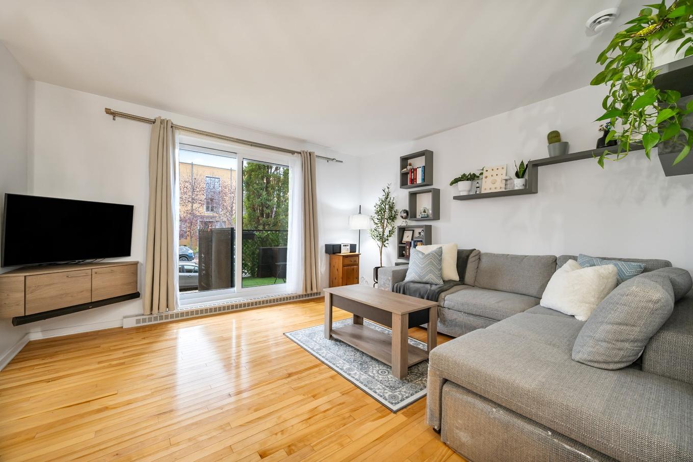 Salon - 9480 Rue Rousseau, Montréal (Mercier/Hochelaga-Maisonneuve), QC - Indoor Photo Showing Living Room