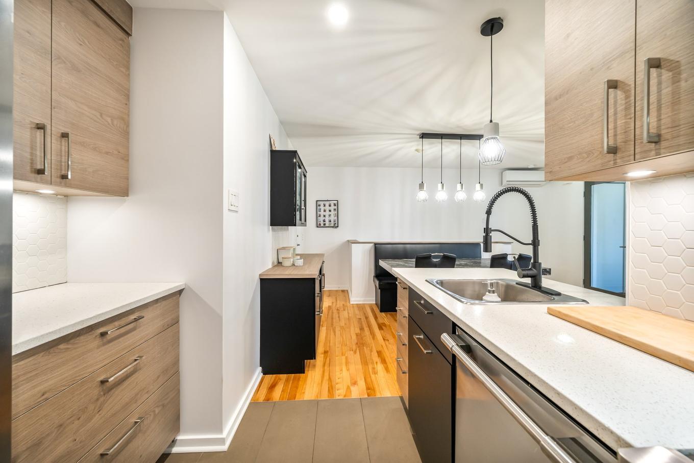 Cuisine - 9480 Rue Rousseau, Montréal (Mercier/Hochelaga-Maisonneuve), QC - Indoor Photo Showing Kitchen With Upgraded Kitchen