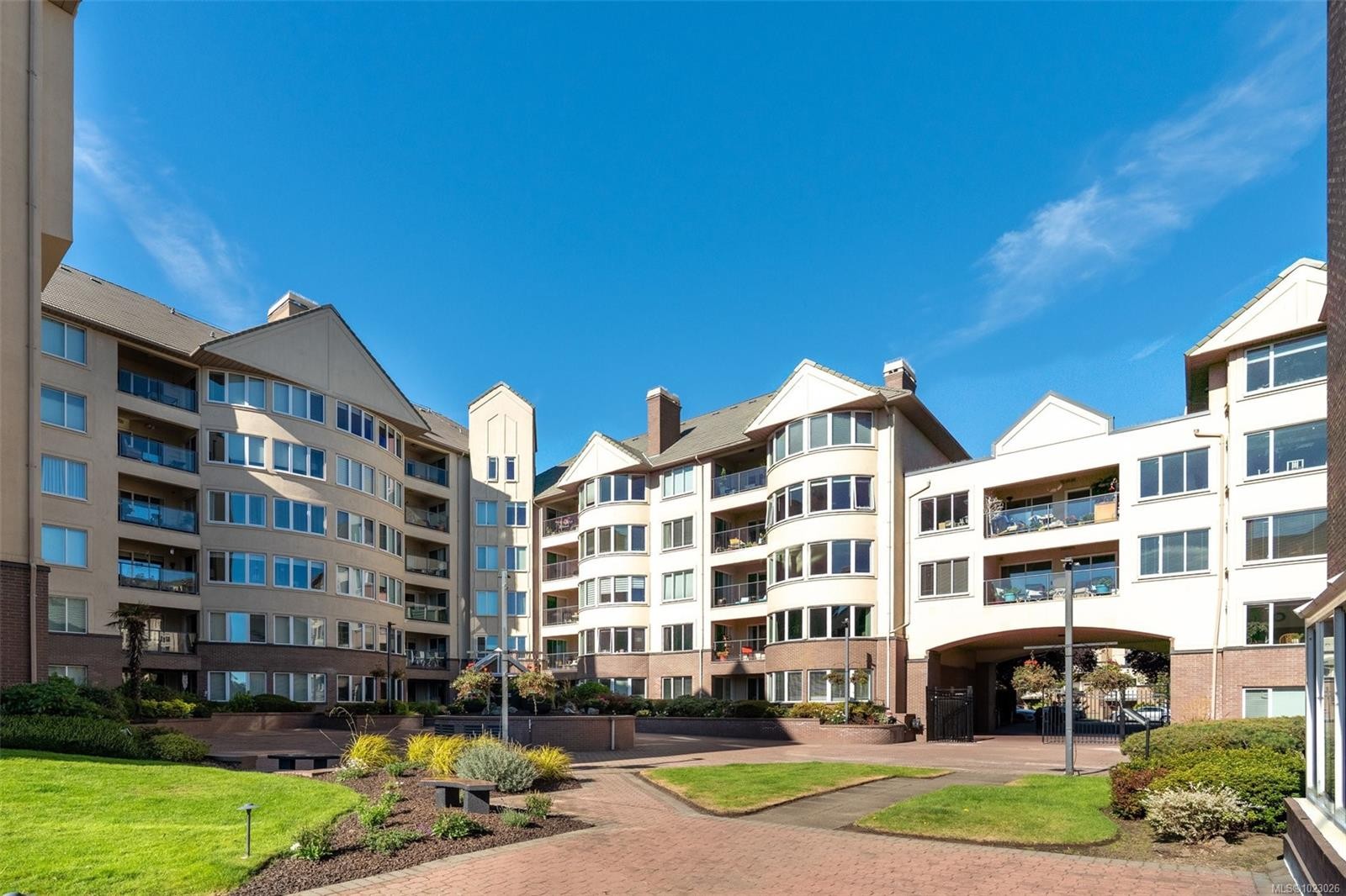 303-50 Songhees Rd, Victoria, BC - Outdoor With Facade