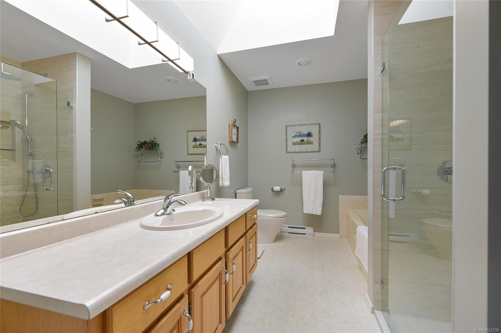 913-2829 Arbutus Rd, Saanich, BC