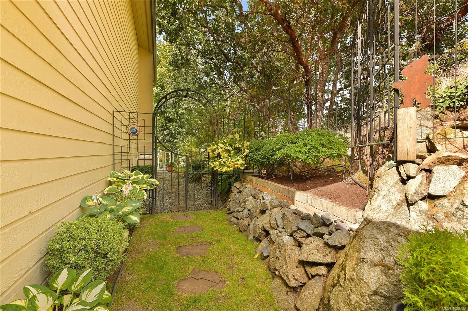 913-2829 Arbutus Rd, Saanich, BC