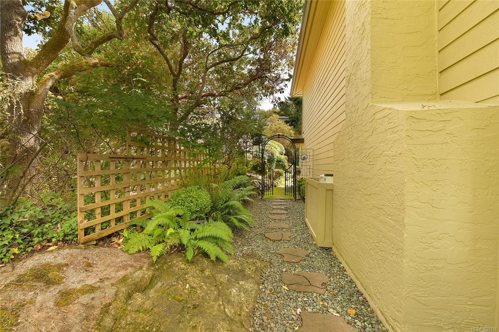 913-2829 Arbutus Rd, Saanich, BC