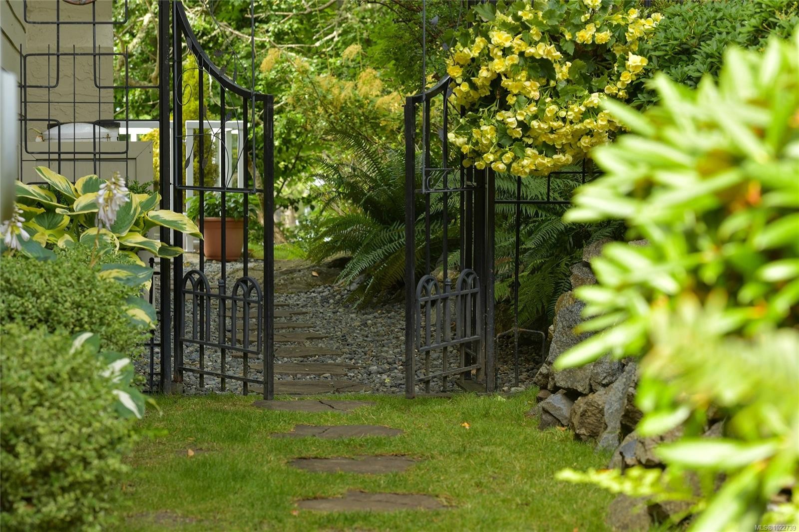 913-2829 Arbutus Rd, Saanich, BC